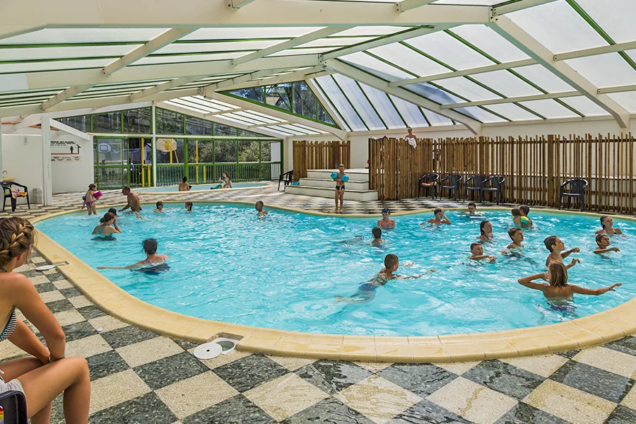 piscine couverte camping des dunes en bretagne